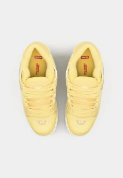 Globe SABRE - Trainers - Butter/cream -Modern Classic Shoes Store c7ac177dbc114447903b7fb27f9c20a6