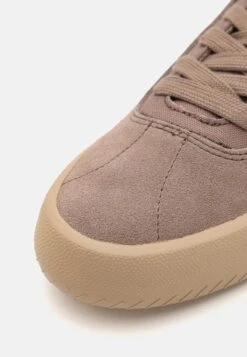 Globe MELBEK - Trainers - Walnut -Modern Classic Shoes Store ce01b75147f84c549d330325517298bc