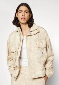 Calvin Klein Jeans Boxy Cropped Shacket - Summer Jacket - Beige -Modern Classic Shoes Store d380934df759409087df58a35084e7e0