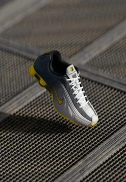 Nike Sportswear SHOX R4 SE UNISEX - Trainers - Vast Grey/bright Citron/light Graphite/smoke Grey/white/black