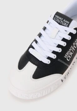 Versace Jeans Couture FONDO COURT - Trainers - Black/white 12 Versace Jeans Couture FONDO COURT - Trainers - Black/white -Modern Classic Shoes Store e37975257dcf4d58aec48cc0d6f2859a