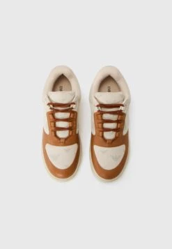 Emporio Armani Trainers - Off-white/cognac -Modern Classic Shoes Store e70dbb053562492fbc0f2be1adf36625