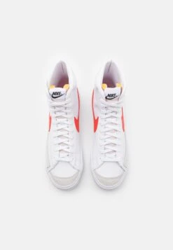 Nike Sportswear Blazer Mid '77 Vntg - High-Top Trainers - White/Picante Red/Coconut Milk/Black 9 Nike Sportswear Blazer Mid '77 Vntg - High-Top Trainers - White/Picante Red/Coconut Milk/Black -Modern Classic Shoes Store e8fd144d26b74603b0a73e62d54e81c5