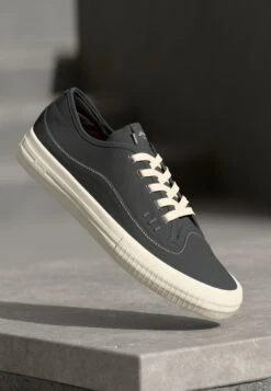 Globe GILLETTE - Trainers - Black