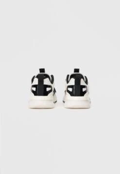 Versace Jeans Couture DYNAMIC - Trainers - White/black -Modern Classic Shoes Store eeae5904a53b4432b02764e9d8b42df6