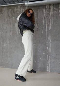 Wmns Air Jordan 5 Retro Gtx - High-Top Trainers - Off Noir/Fire Red/Black/Muslin -Modern Classic Shoes Store f63152b225a84ca6a6e3f5a29a45e398