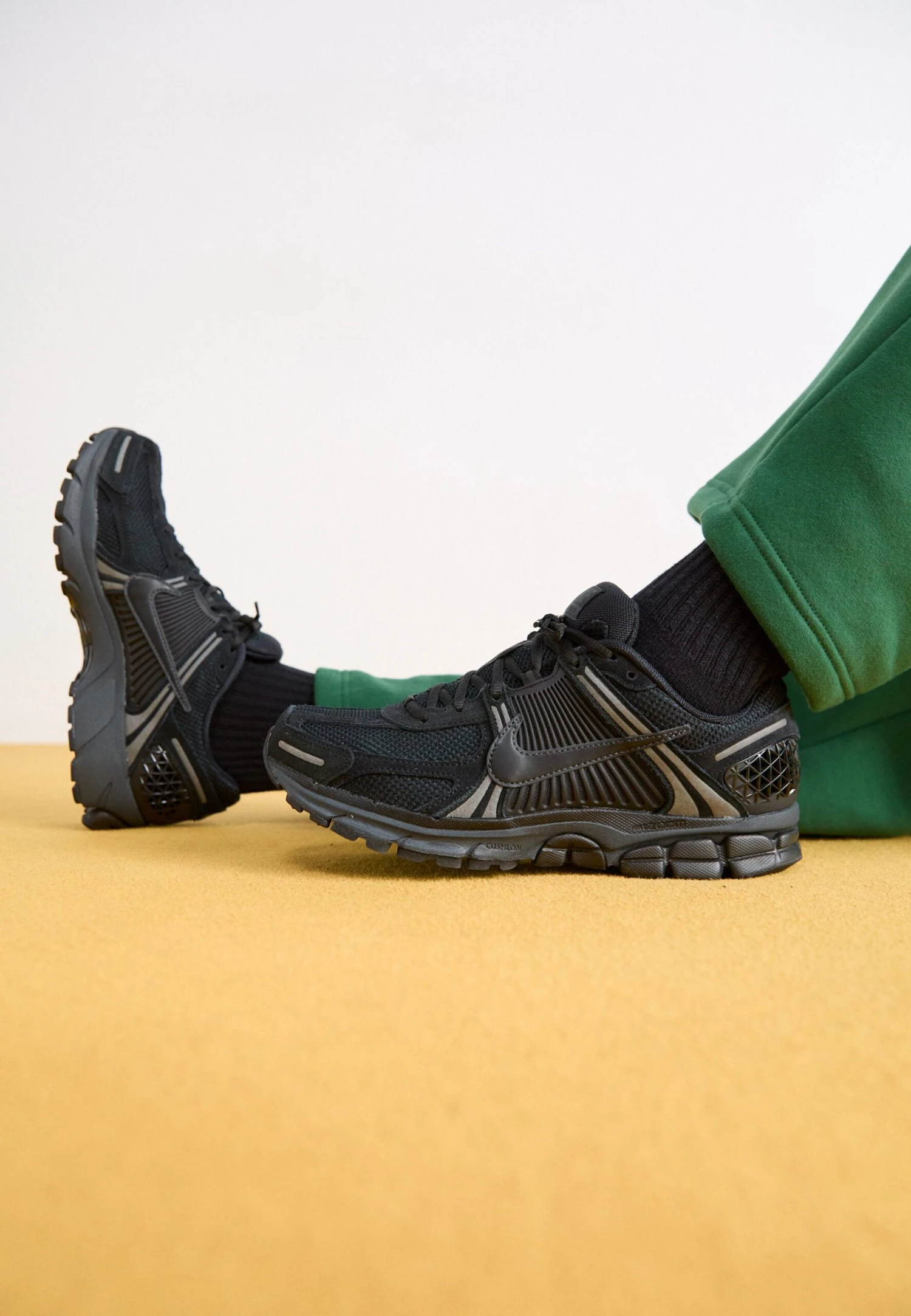 Nike Sportswear ZOOM VOMERO 5 - Trainers - Ochre/metallic Silver/flat Gold/light Orewood Brown/black 16 Nike Sportswear ZOOM VOMERO 5 - Trainers - Ochre/metallic Silver/flat Gold/light Orewood Brown/black - Image 16