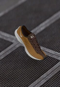 Nike Sportswear AIR SUPERFLY - Trainers - Light British Tan/light Bone/baroque Brown/black